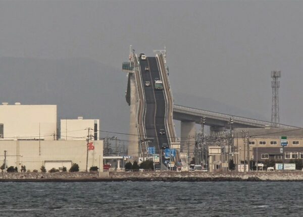 Это не американские горки, а сумасшедший мост в Японии!
