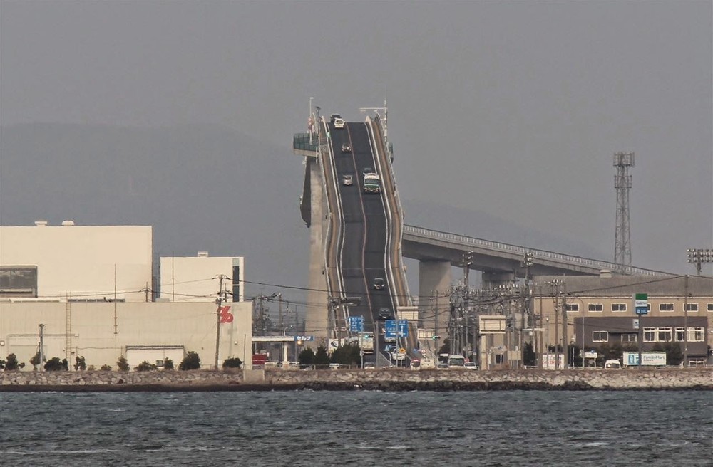 Фотография: Это не американские горки, а сумасшедший мост в Японии! №3 - BigPicture.ru