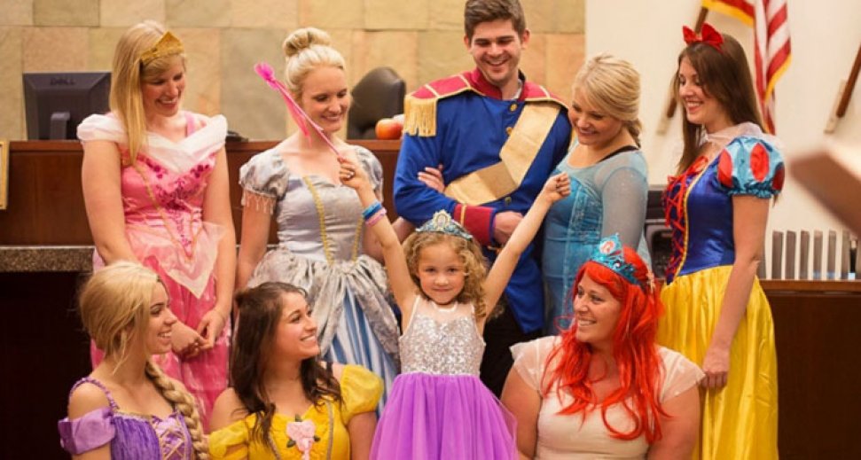 Фотография: Весь зал суда переоделся в костюмы диснеевских героев, чтобы поддержать 5-летнюю девочку №7 - BigPicture.ru