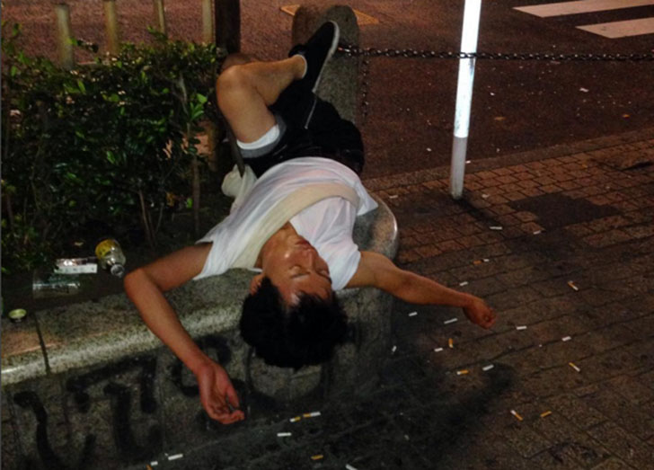 Фотография: Отравившиеся ириской: австралиец выкладывает в Instagram зверски пьяных японцев №1 - BigPicture.ru