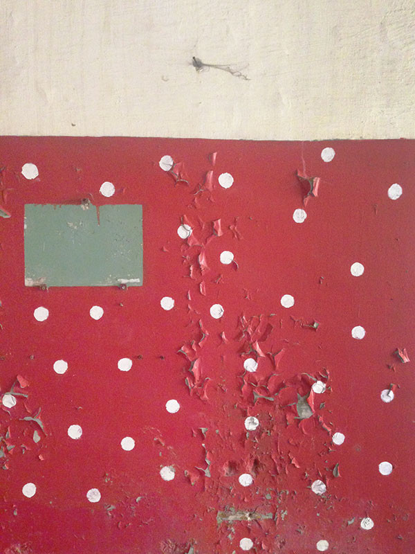 Фотография: Сокровенная ностальгия: о чем могут рассказать стены заброшенных советских квартир №24 - BigPicture.ru