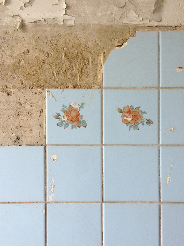 Фотография: Сокровенная ностальгия: о чем могут рассказать стены заброшенных советских квартир №7 - BigPicture.ru