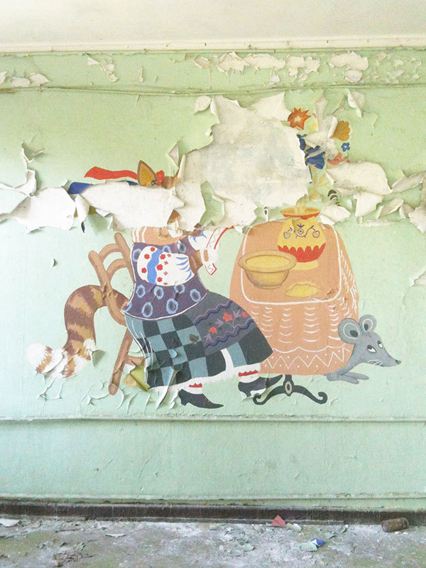 Фотография: Сокровенная ностальгия: о чем могут рассказать стены заброшенных советских квартир №2 - BigPicture.ru