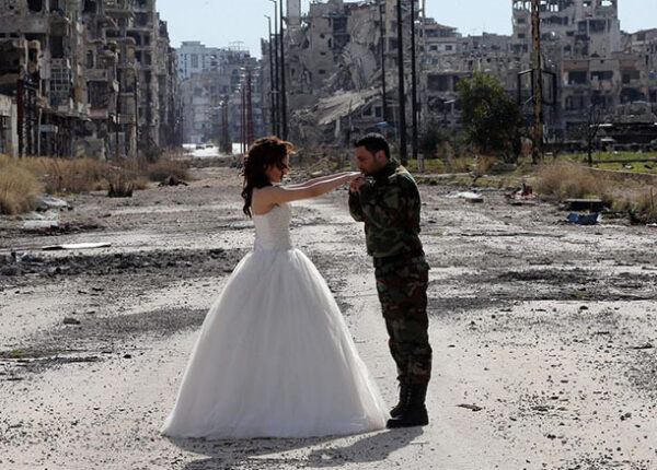 Война и мир: сирийская пара устроила свадебную фотосессию на развалинах Хомса