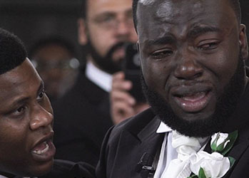 Довела до слез: жених расплакался на свадьбе прямо у алтаря