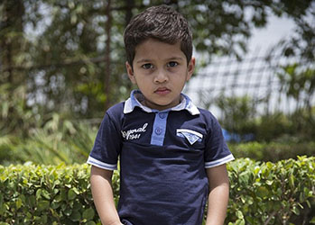 Двухлетний малыш из Индии страдает от преждевременного пубертатного периода