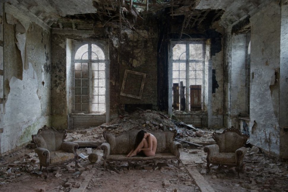 фото обнаженных девушек в заброшенных зданиях
