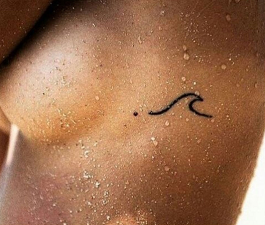 Фотография: Горячий тренд инстаграма — татуировка под грудью №1 - BigPicture.ru