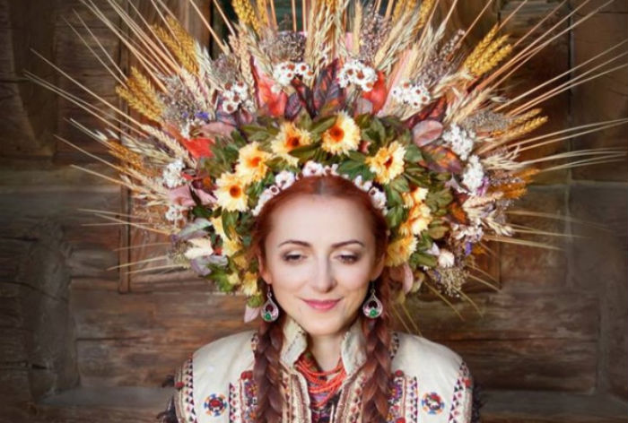 Фотография: Девушки в традиционных украинских венках придали новое значение древней традиции №1 - BigPicture.ru