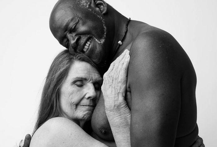 Фотография: Пожилая пара снялась обнаженной, доказав, что и в 70 лет любовь прекрасна №1 - BigPicture.ru