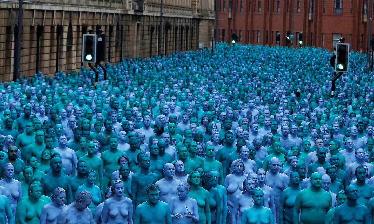 Фотография: Синий голый океан: тысячи британцев разделись, покрасили тела в синий цвет и пошли гулять №2 - BigPicture.ru