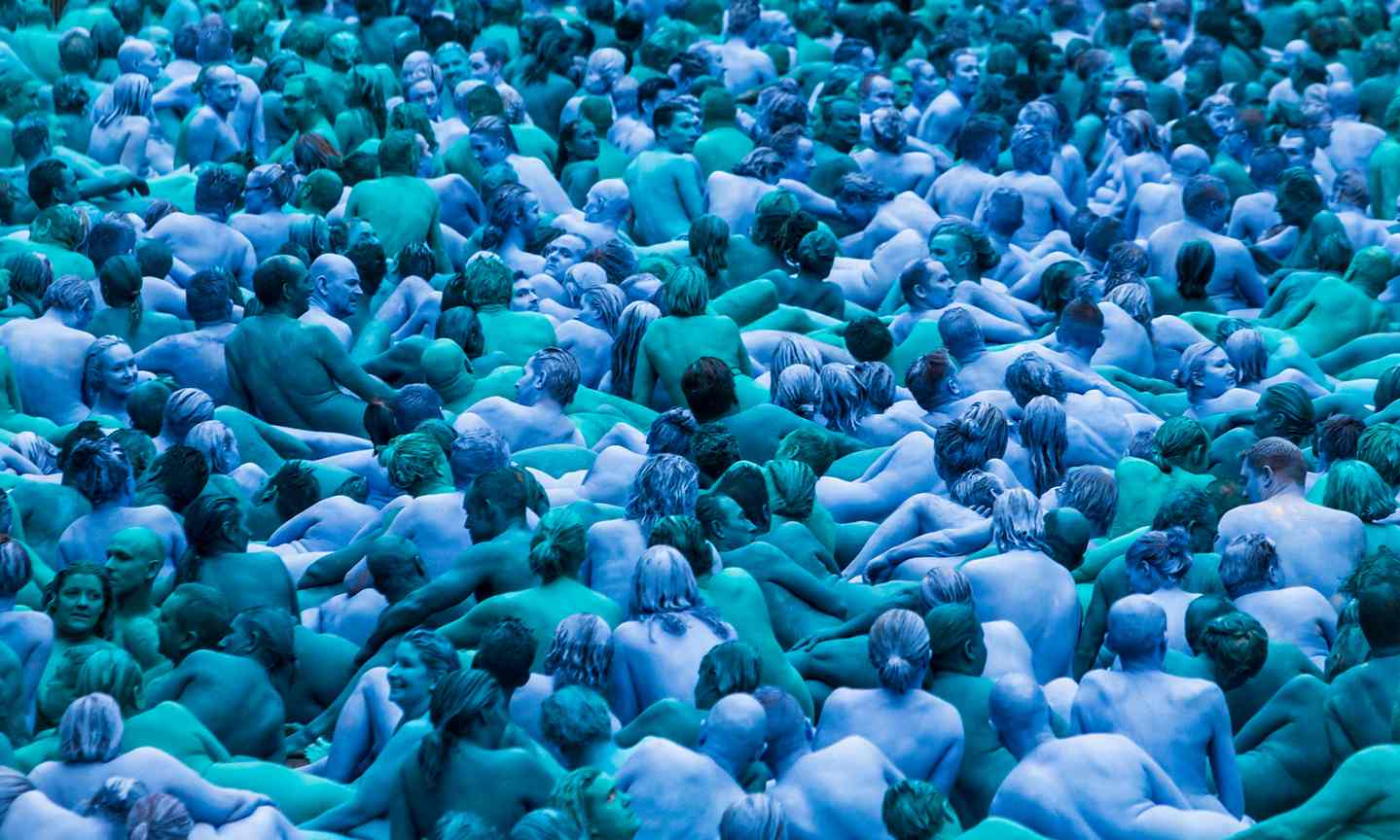 Фотография: Синий голый океан: тысячи британцев разделись, покрасили тела в синий цвет и пошли гулять №11 - BigPicture.ru