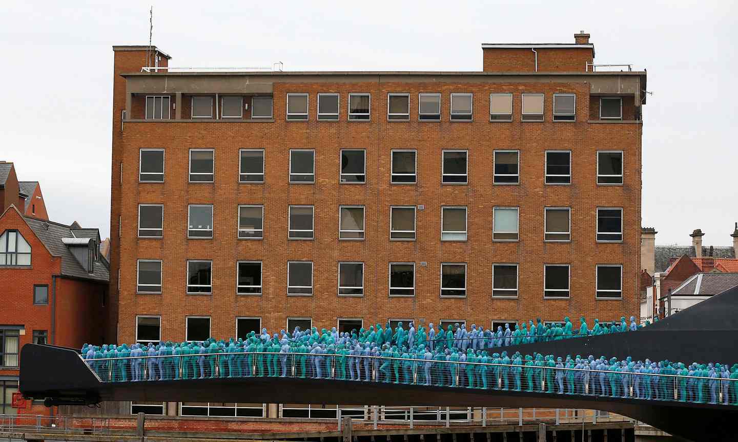 Фотография: Синий голый океан: тысячи британцев разделись, покрасили тела в синий цвет и пошли гулять №4 - BigPicture.ru