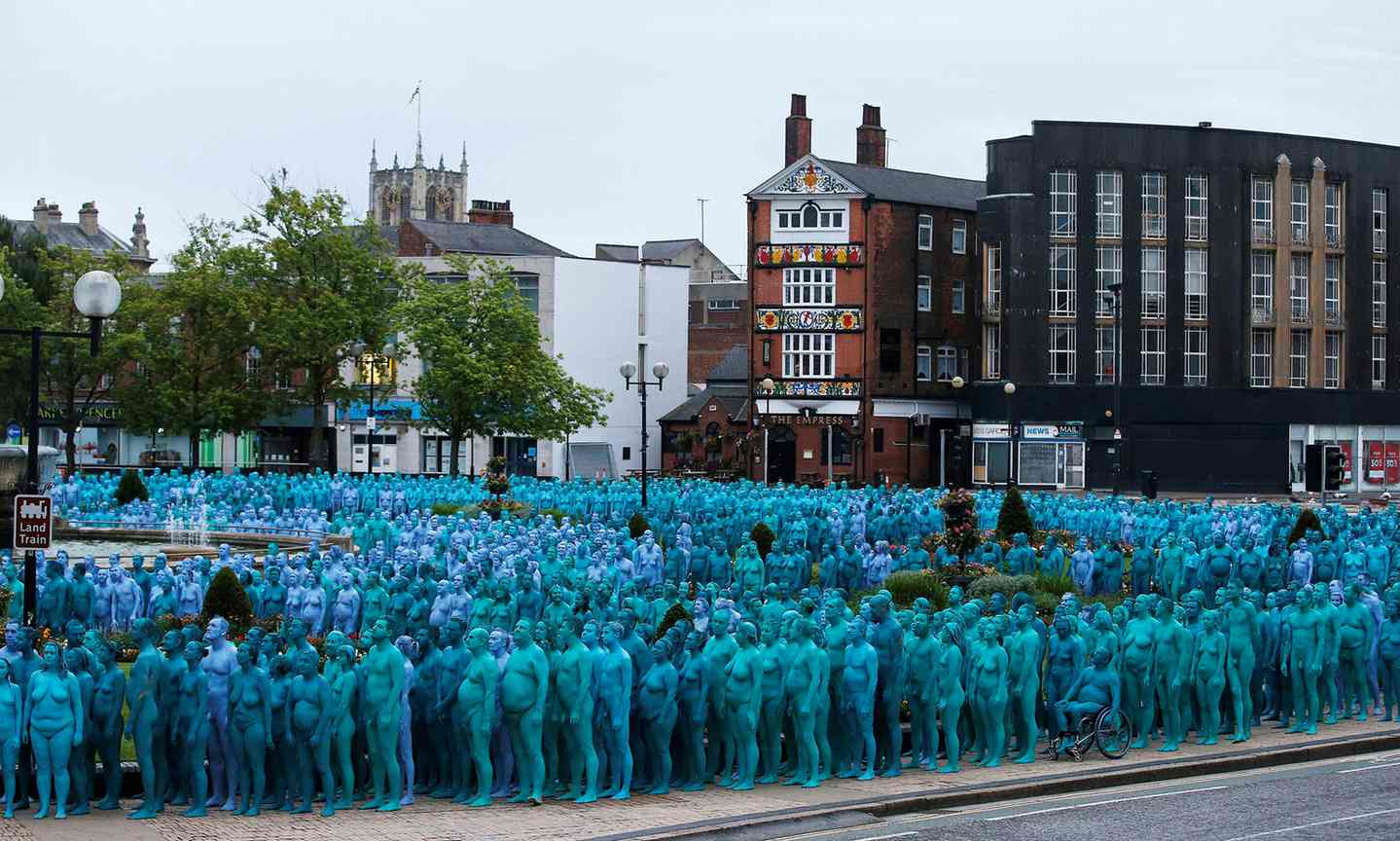 Фотография: Синий голый океан: тысячи британцев разделись, покрасили тела в синий цвет и пошли гулять №3 - BigPicture.ru