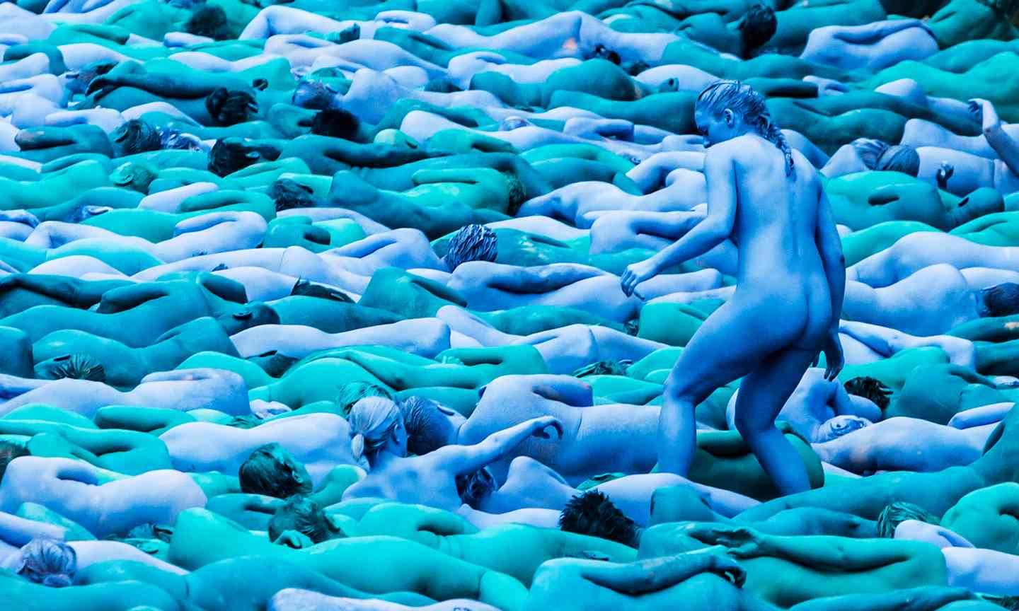 Фотография: Синий голый океан: тысячи британцев разделись, покрасили тела в синий цвет и пошли гулять №6 - BigPicture.ru