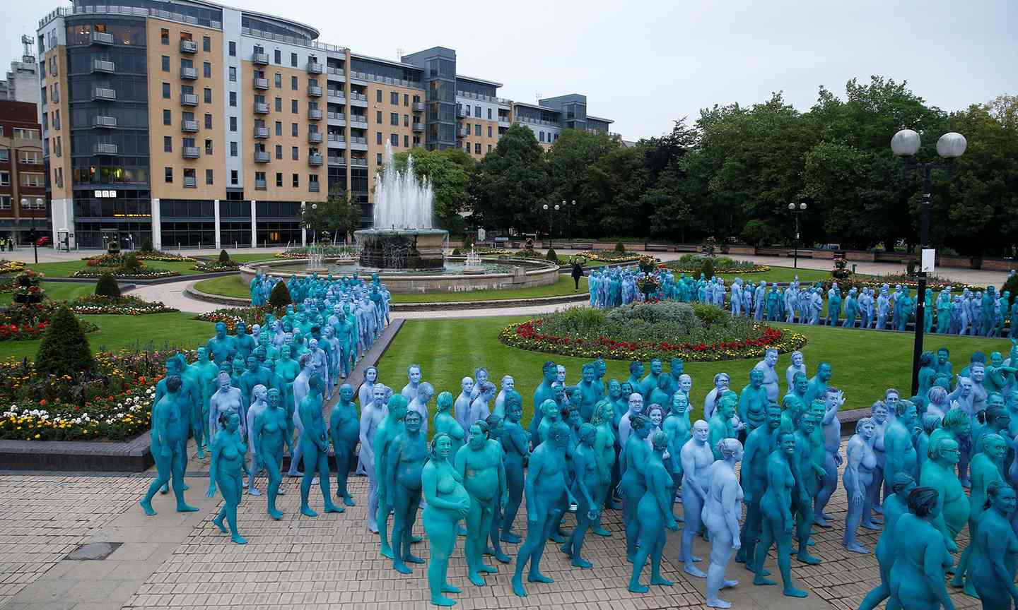 Фотография: Синий голый океан: тысячи британцев разделись, покрасили тела в синий цвет и пошли гулять №7 - BigPicture.ru