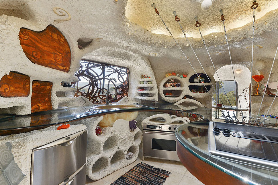 Фотография: Странный дом Флинстоунов в Калифорнии, который никто не хочет покупать №11 - BigPicture.ru
