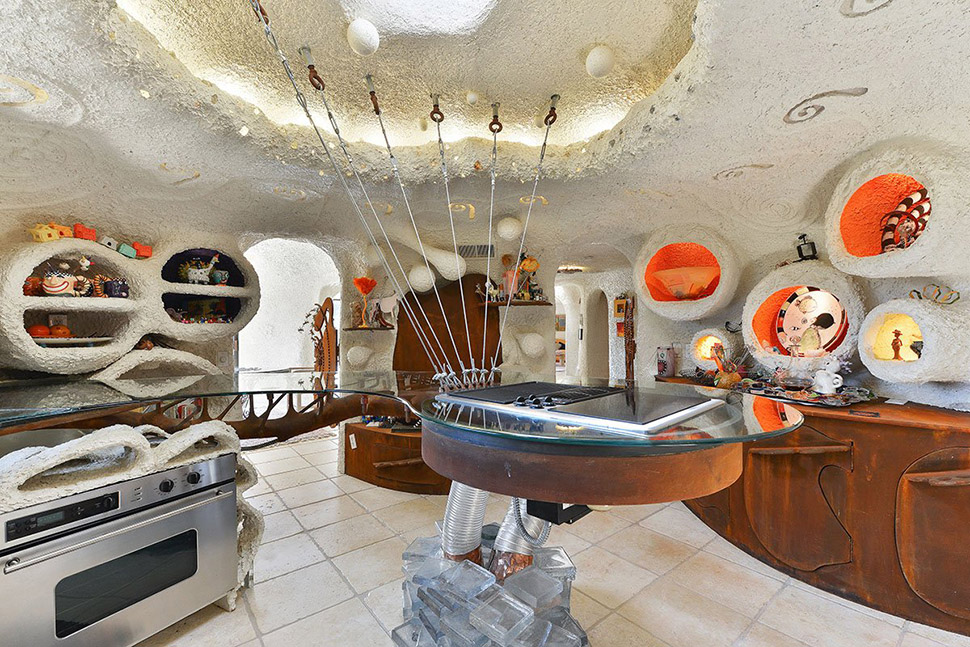 Фотография: Странный дом Флинстоунов в Калифорнии, который никто не хочет покупать №12 - BigPicture.ru