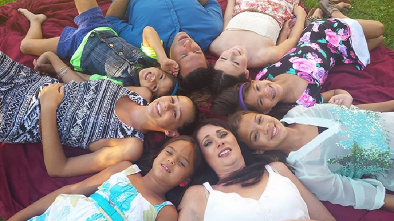 Фотография: Американка удочерила четырех дочерей своей подруги, когда та умерла от рака мозга №1 - BigPicture.ru