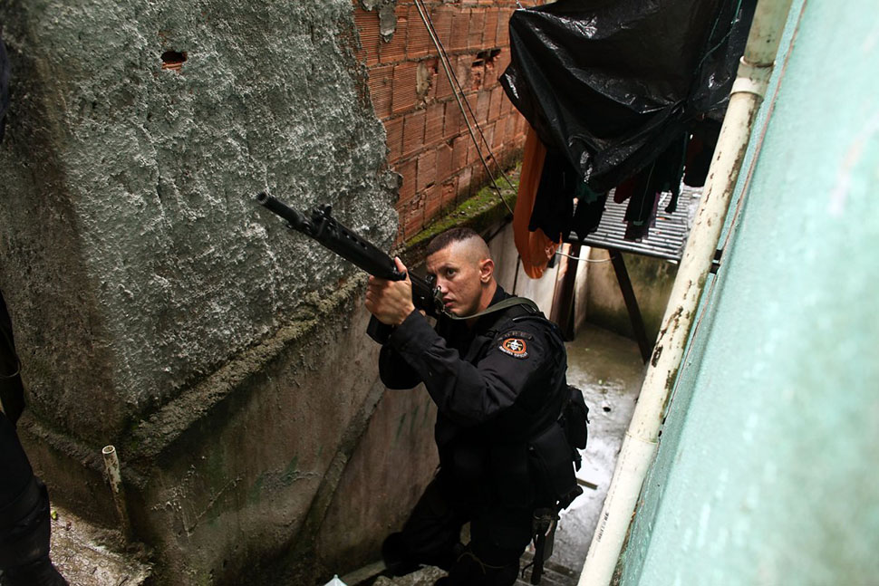 Фотография: Прогулка по опасным фавелам Рио-де-Жанейро в компании бразильского спецназа №13 - BigPicture.ru