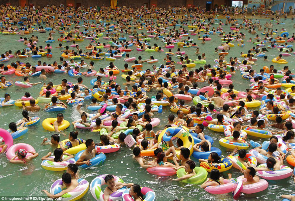 Фотография: Как сельди в бочке: 10 тысяч китайцев спасаются от жары в самом большом бассейне №2 - BigPicture.ru