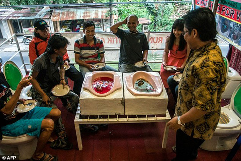 Фотография: М-м-м, какая вкусняшка! В индонезийском ресторане подают лапшу из туалетов типа 