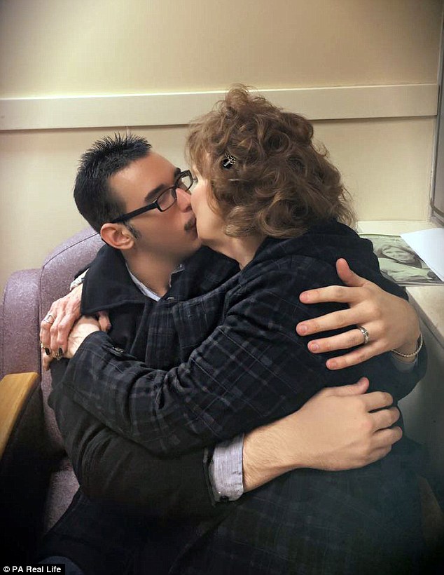 Фотография: 71-летняя американка познакомилась с 17-летним парнем на похоронах сына и вышла за него замуж №16 - BigPicture.ru