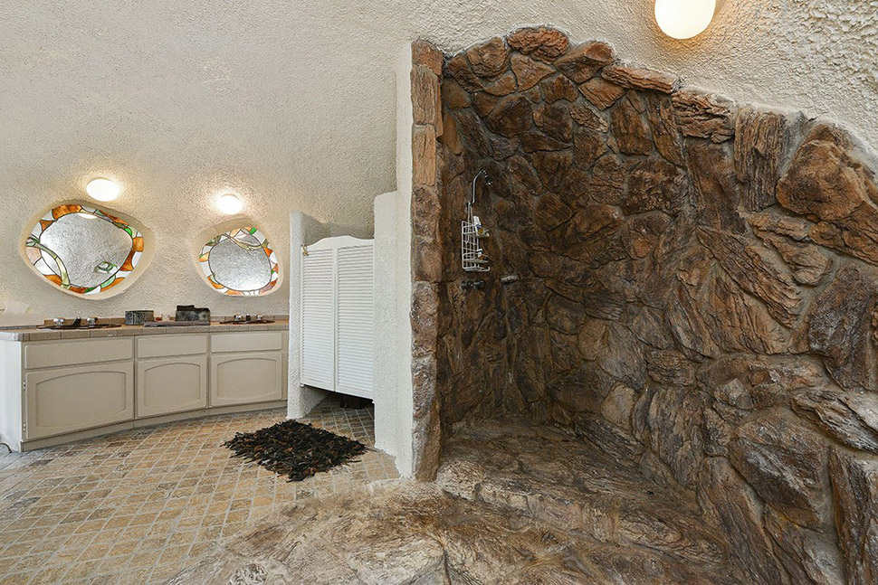 Фотография: Странный дом Флинстоунов в Калифорнии, который никто не хочет покупать №17 - BigPicture.ru