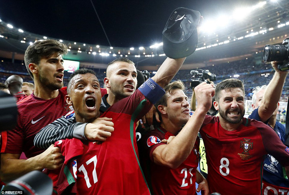 Фотография: Как Португалия отмечала победу национальной сборной на Евро-2016 №19 - BigPicture.ru