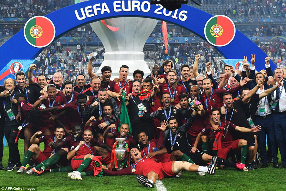 Фотография: Как Португалия отмечала победу национальной сборной на Евро-2016 №20 - BigPicture.ru