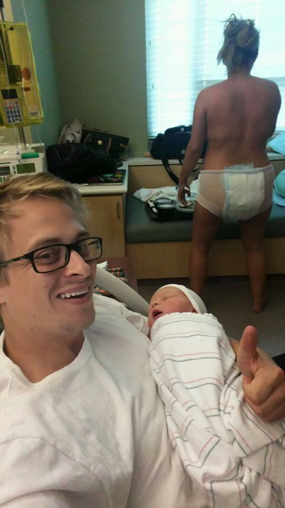 Фотография: Американка показала в Facebook, как на самом деле выглядит материнство сразу после родов №3 - BigPicture.ru