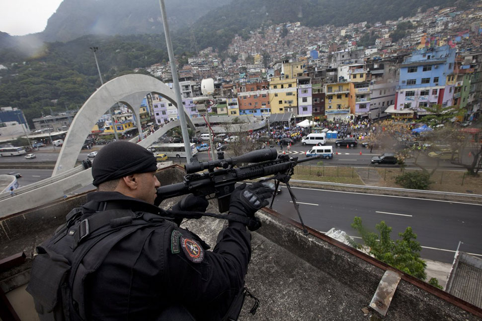 Фотография: Прогулка по опасным фавелам Рио-де-Жанейро в компании бразильского спецназа №21 - BigPicture.ru