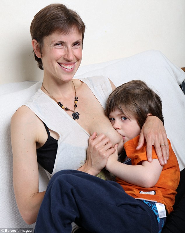 Фотография: Британка считает нормальным кормить грудью своего пятилетнего сына и отказываться от лекарств №2 - BigPicture.ru
