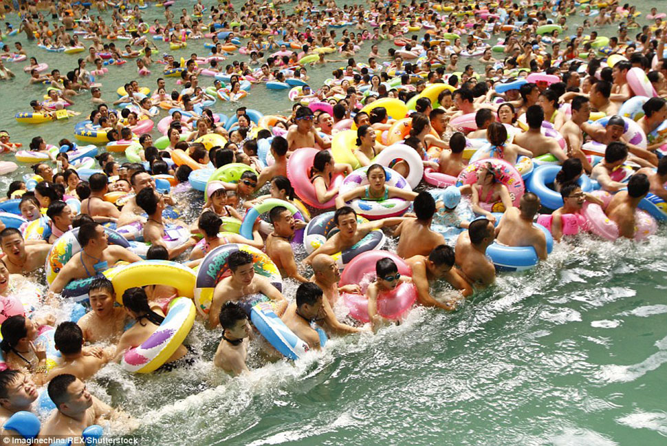 Фотография: Как сельди в бочке: 10 тысяч китайцев спасаются от жары в самом большом бассейне №1 - BigPicture.ru