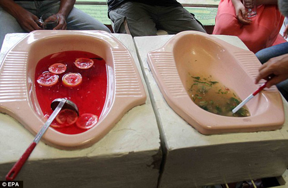 Фотография: М-м-м, какая вкусняшка! В индонезийском ресторане подают лапшу из туалетов типа 