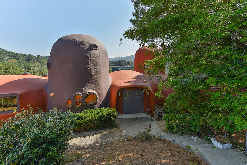 Фотография: Странный дом Флинстоунов в Калифорнии, который никто не хочет покупать №3 - BigPicture.ru