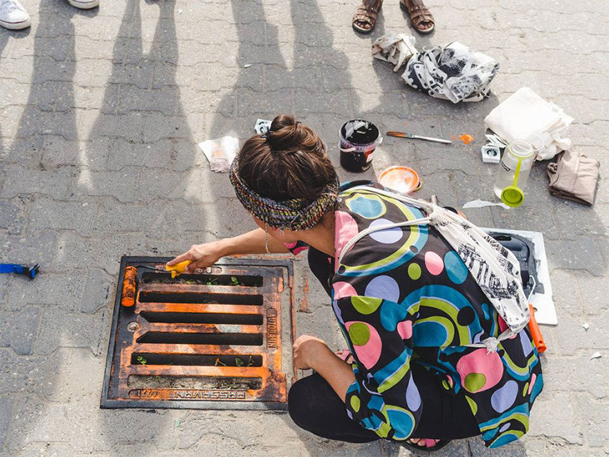 Фотография: Берлинские художники делают принты на футболках с помощью канализационных люков №2 - BigPicture.ru