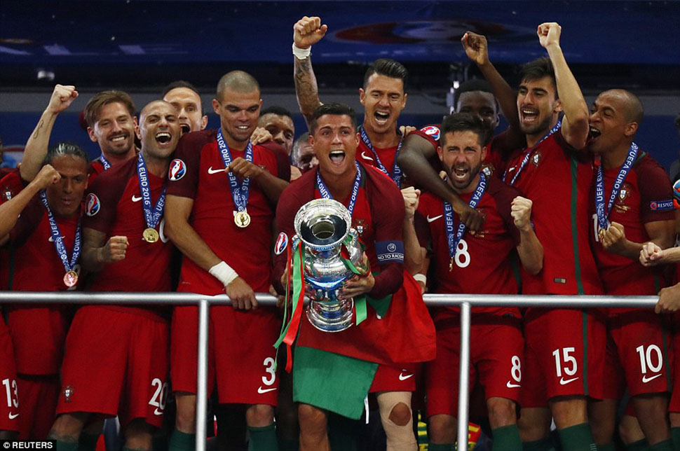 Фотография: Как Португалия отмечала победу национальной сборной на Евро-2016 №2 - BigPicture.ru