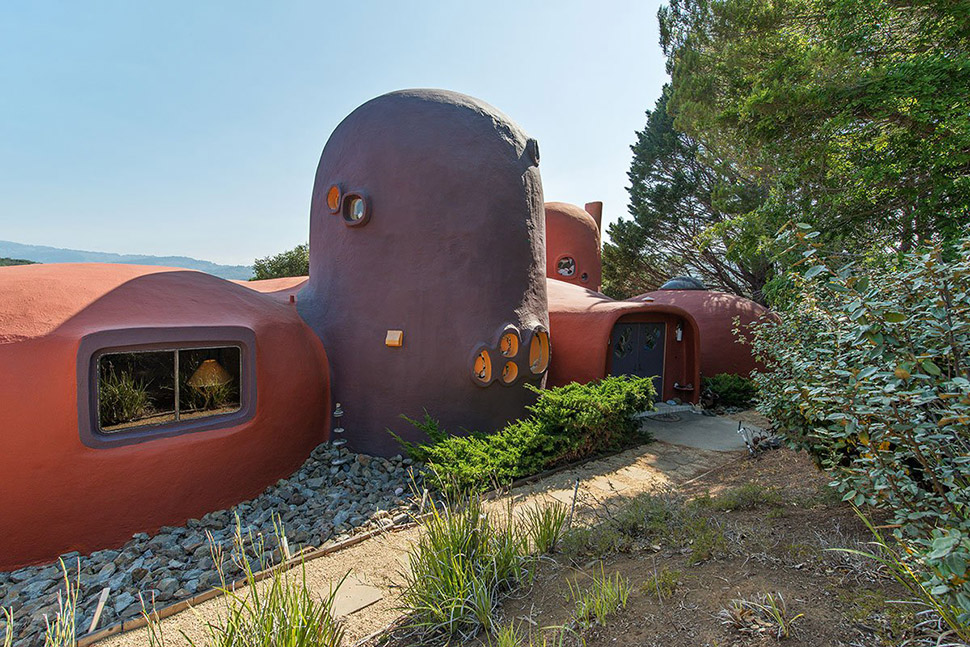 Фотография: Странный дом Флинстоунов в Калифорнии, который никто не хочет покупать №4 - BigPicture.ru