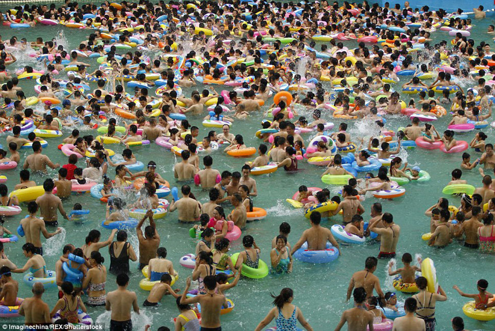 Фотография: Как сельди в бочке: 10 тысяч китайцев спасаются от жары в самом большом бассейне №4 - BigPicture.ru