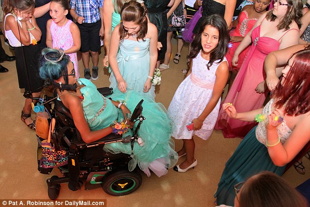 Фотография: 14-летнюю неизлечимо больную девочку выбрали королевой бала, исполняя ее последнее желание №4 - BigPicture.ru