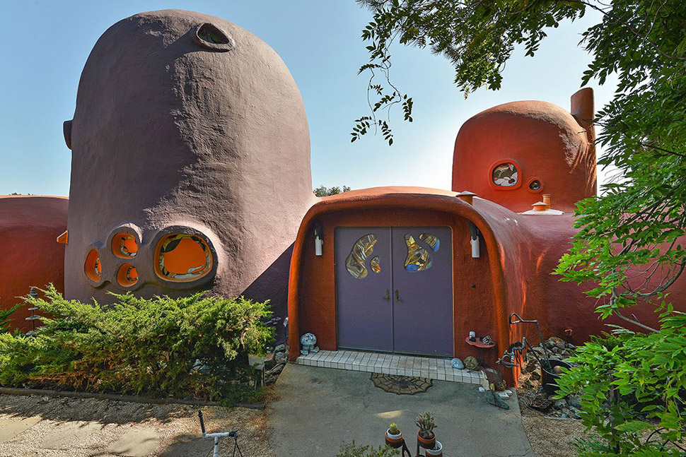 Фотография: Странный дом Флинстоунов в Калифорнии, который никто не хочет покупать №5 - BigPicture.ru