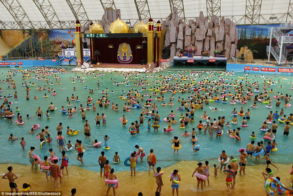 Фотография: Как сельди в бочке: 10 тысяч китайцев спасаются от жары в самом большом бассейне №5 - BigPicture.ru