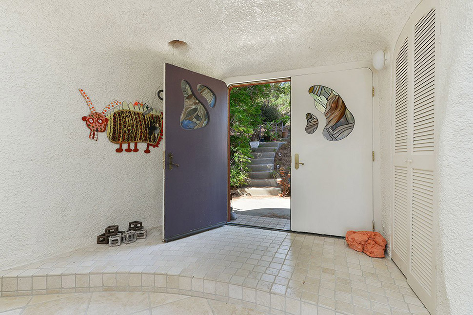 Фотография: Странный дом Флинстоунов в Калифорнии, который никто не хочет покупать №6 - BigPicture.ru