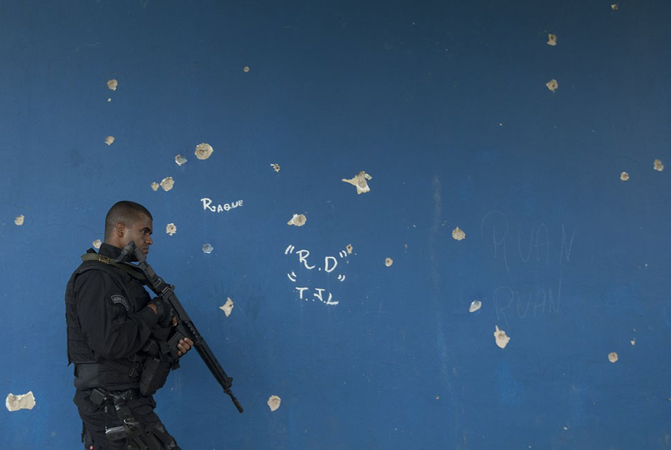 Фотография: Прогулка по опасным фавелам Рио-де-Жанейро в компании бразильского спецназа №6 - BigPicture.ru