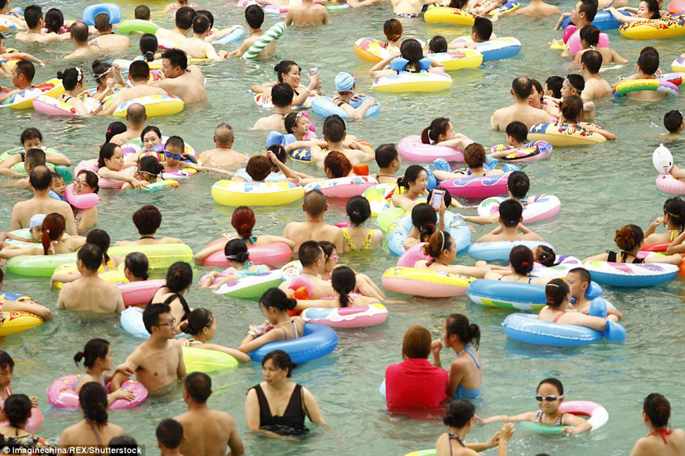 Фотография: Как сельди в бочке: 10 тысяч китайцев спасаются от жары в самом большом бассейне №6 - BigPicture.ru