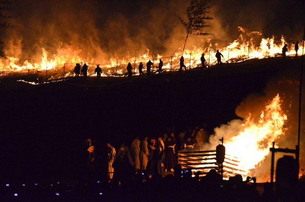 Фотография: Ох уж эти восточные странности: зачем японцы каждый год поджигают гору №6 - BigPicture.ru