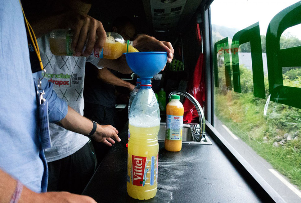 Фотография: Что едят и пьют чемпионы Tour de France сразу после гонки №6 - BigPicture.ru
