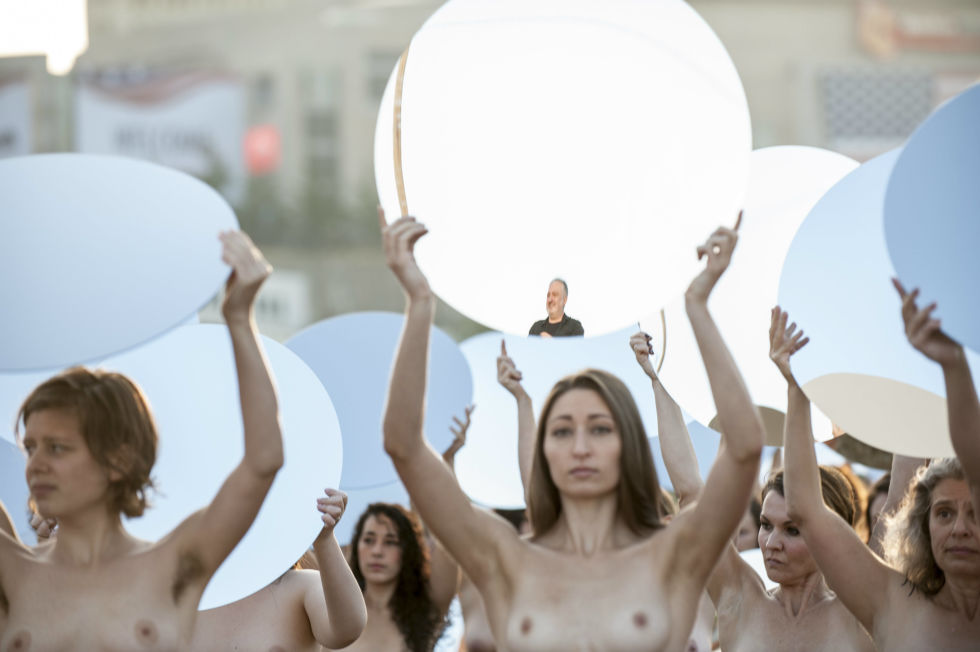 Фотография: Дональд Трамп снова не угодил: 100 женщин разделись в знак протеста №6 - BigPicture.ru