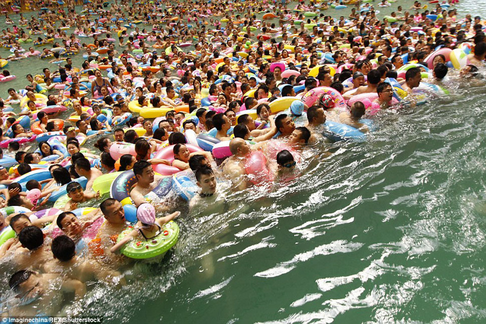 Фотография: Как сельди в бочке: 10 тысяч китайцев спасаются от жары в самом большом бассейне №8 - BigPicture.ru